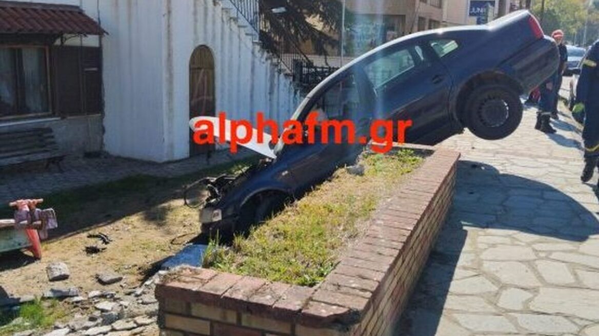 Καστοριά: Αυτοκίνητο κατέληξε σε αυλή παιδικού σταθμού - Βίντεο και φωτογραφίες