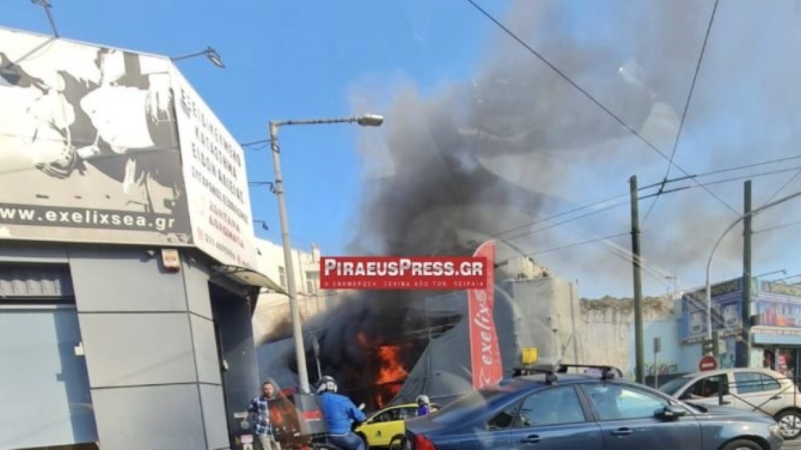 Φωτιά τώρα σε εγκαταλελειμμένο κτίριο στον Πειραιά