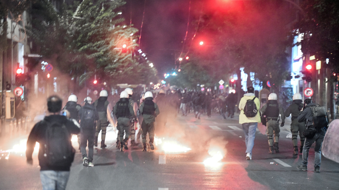 Επεισόδια έξω από το Α.Τ Ομόνοιας με μολότοφ και φωτιές σε κάδους μετά από πορεία - Μία προσαγωγή