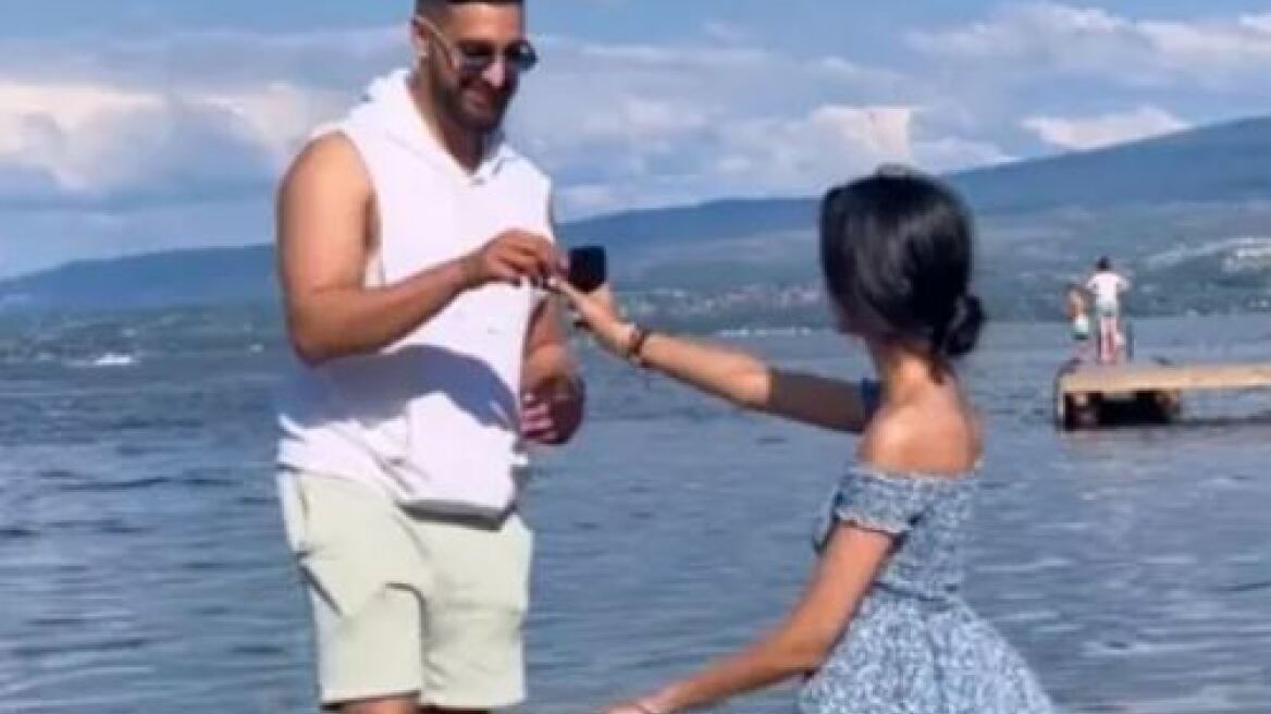 Γυναίκα έκανε πρόταση γάμου και δίχασε τα social media - «Δεν έχει καμία αυτοεκτίμηση»