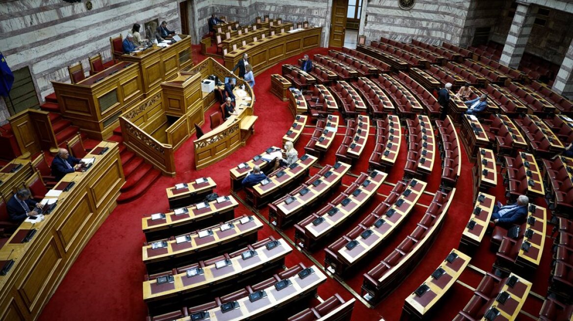 Βουλή: Δείτε live τη συζήτηση του πορίσματος της εξεταστικής για τις παρακολουθήσεις