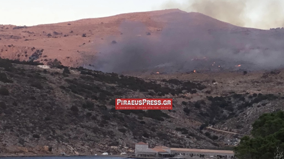 Πυρκαγιά σε χαμηλή βλάστηση στο Μανδράκι Ύδρας