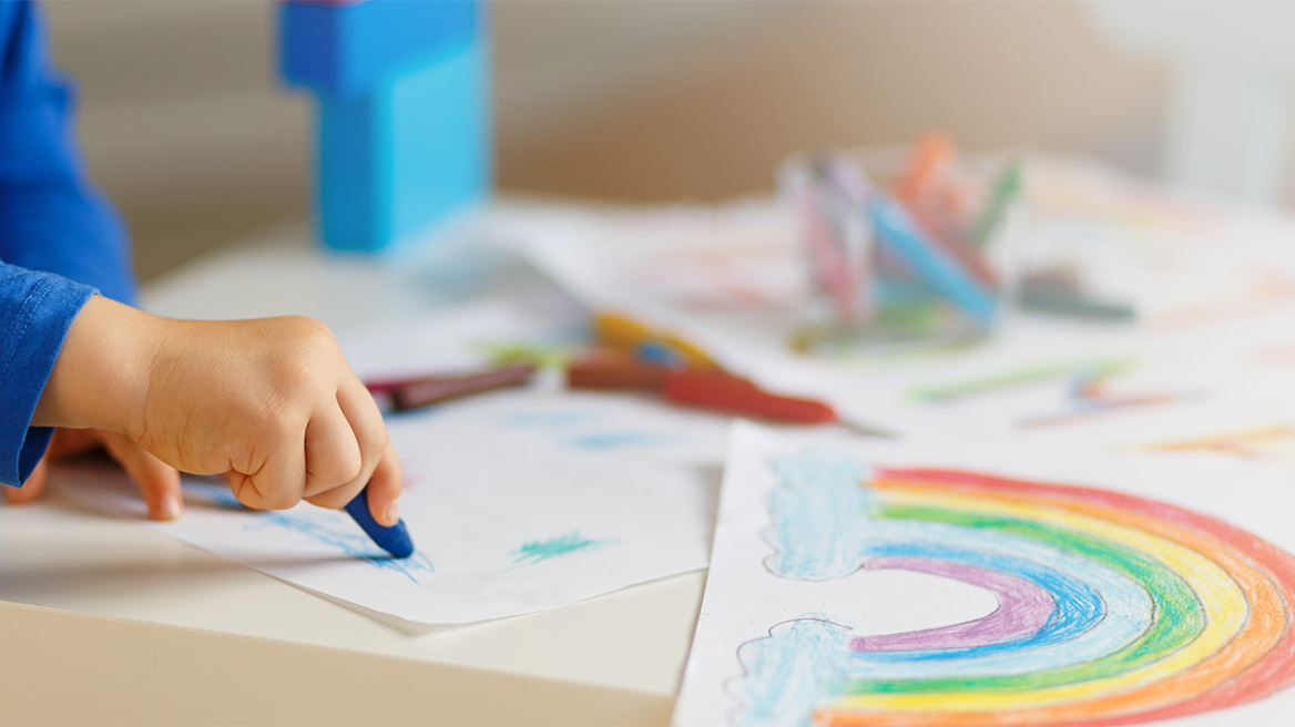 Πώς τα παιδιά αποτυπώνουν τη βία στις ζωγραφιές τους και οι ψυχολόγοι τις αποκρυπτογραφούν 