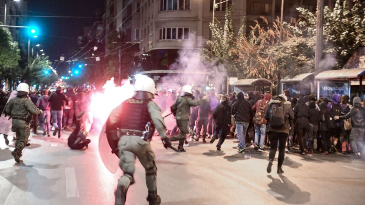 Επεισόδια στο ΑΤ Ομόνοιας: Στο νοσοκομείο δύο αστυνομικοί - Συνελήφθη ένας ανήλικος (φωτογραφίες)