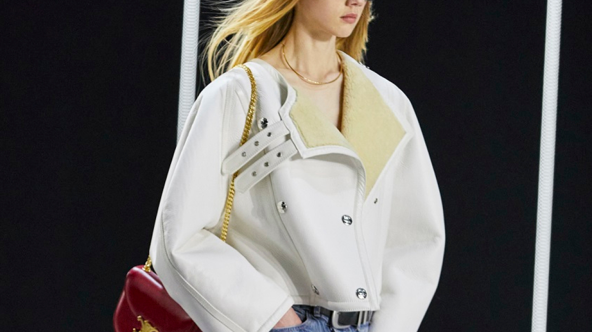 Πώς να φορέσετε τα flare jeans της σεζόν