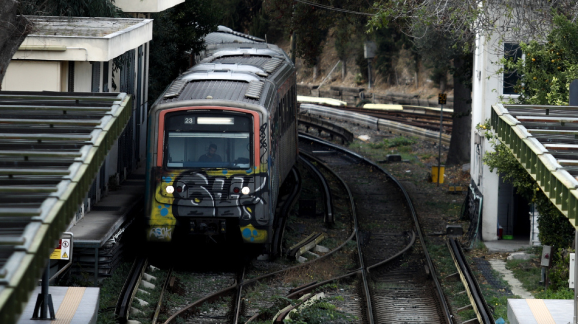 ΗΣΑΠ: Οπαδοί βανδάλισαν συρμό και σταθμούς μετά από αγώνα - Έξι συλλήψεις, οι τέσσερις ανήλικοι