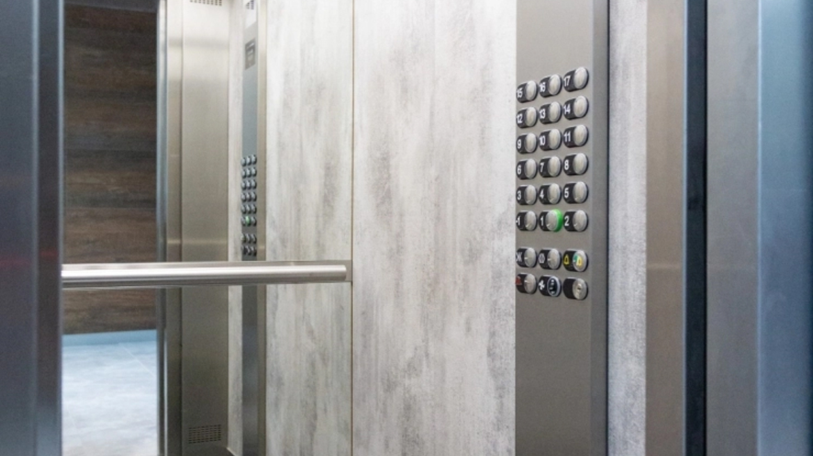 Δεν πάει ο νους σας γιατί τα ασανσέρ έχουν καθρέφτες (vids)