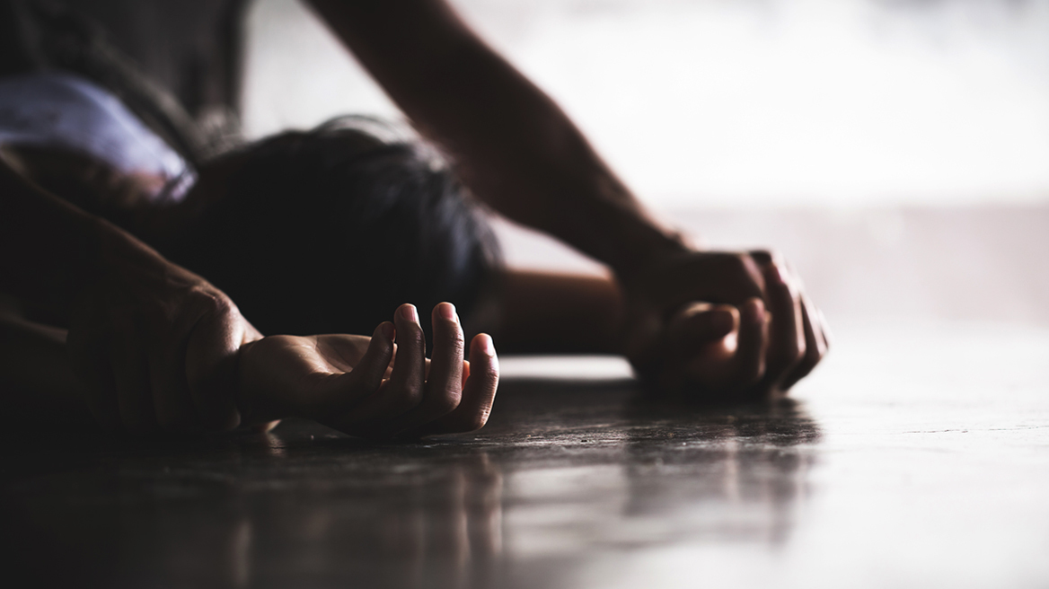 Θεσσαλονίκη: Έσπασε την πόρτα στο διαμέρισμα της πρώην συζύγου του, την ξυλοκόπησε και την απείλησε ότι θα τη σκοτώσει