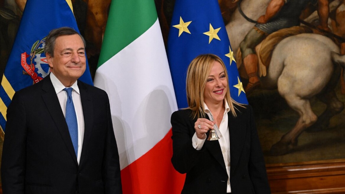 Ιταλία: Έγινε η τελετή παράδοσης-παραλαβής - Ο Ντράγκι έδωσε το «χρυσό καμπανάκι» στη Μελόνι