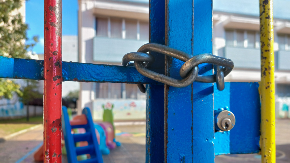 Τρίκαλα: Άρπαξε από τον λαιμό διευθυντή σχολείου γιατί... η κόρη του δεν θα είναι σημαιοφόρος στην παρέλαση