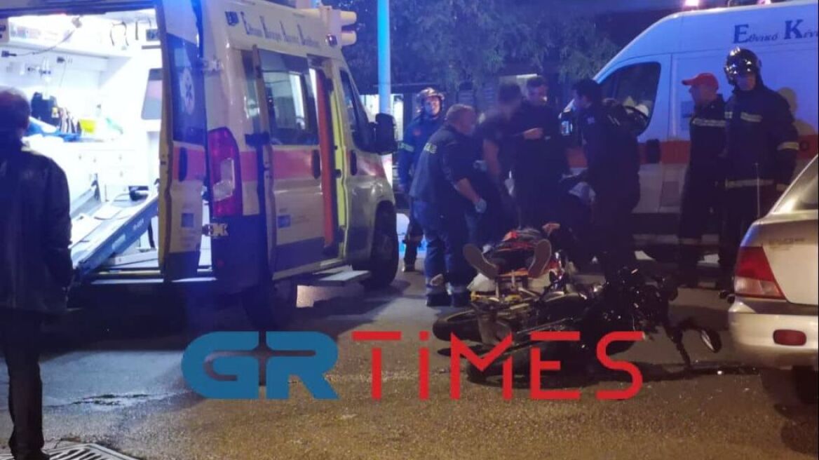 Τροχαίο στη Θεσσαλονίκη: Μηχανή συγκρούστηκε με ΙΧ - Τρεις τραυματίες, δείτε φωτογραφίες