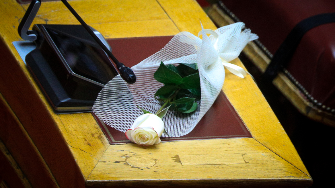 ΠΑΣΟΚ: Ένα λευκό τριαντάφυλλο στο έδρανο της Φώφης Γεννηματά