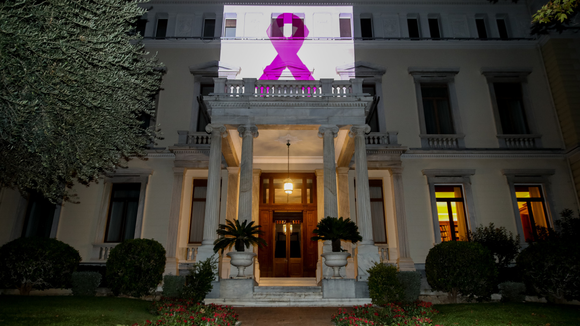 Προεδρικό Μέγαρο: Φωταγωγήθηκε για την Ημέρα Πρόληψης του Καρκίνου του Μαστού