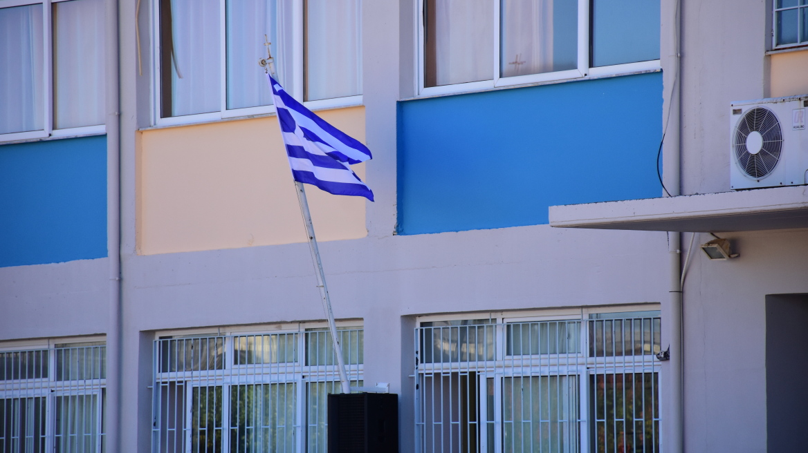 Μαγνησία: Έσκισαν την ελληνική σημαία σε νηπιαγωγείο - Τι έβαλαν στη θέση της