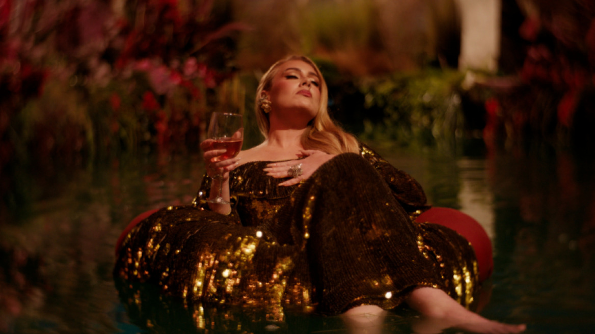  Adele: Αυτό είναι το νέο, εντυπωσιακό βίντεο κλιπ της