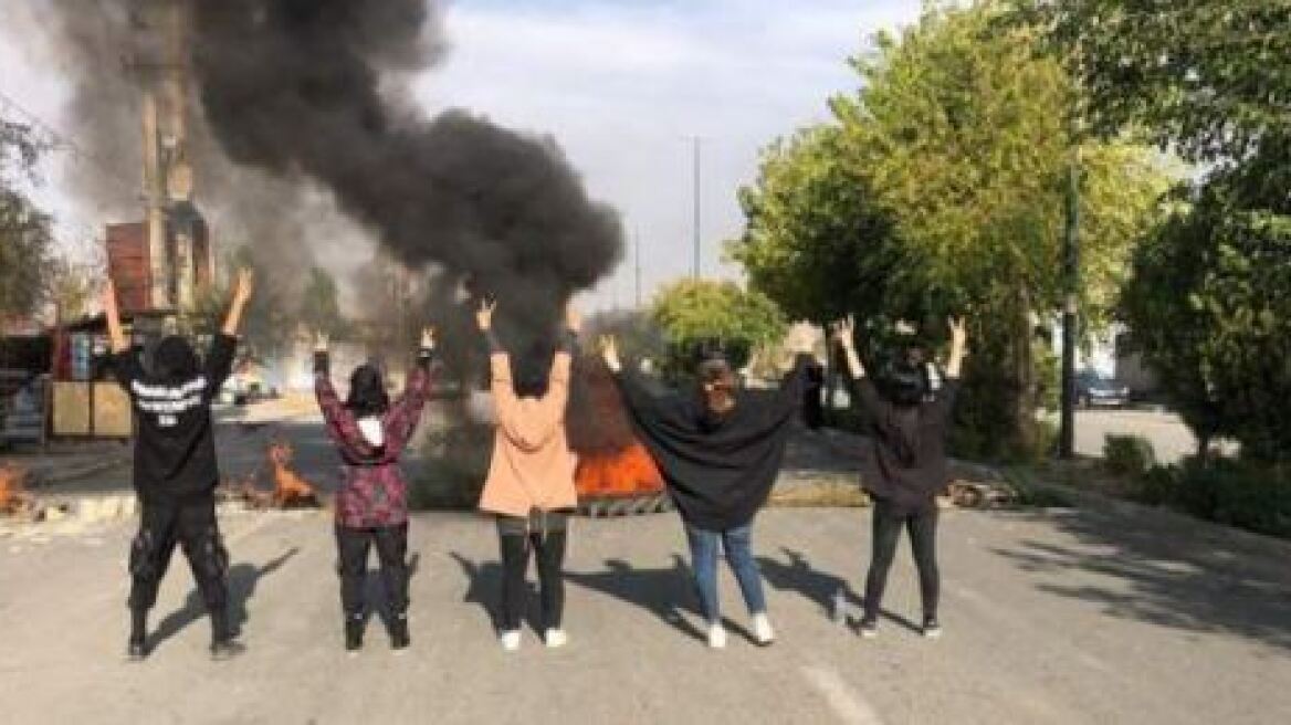 Μαχσά Αμινί: Συμπληρώθηκαν 40 ημέρες από τη δολοφονία της - Αναταραχές στους δρόμους του Ιράν