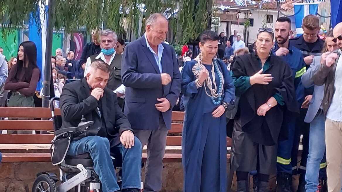Καπανδρίτι: Βάθρο επισήμων χωρίς ράμπα - «Νιώθω διαφορετικός» λέει δημοτικός σύμβουλος σε αναπηρικό
