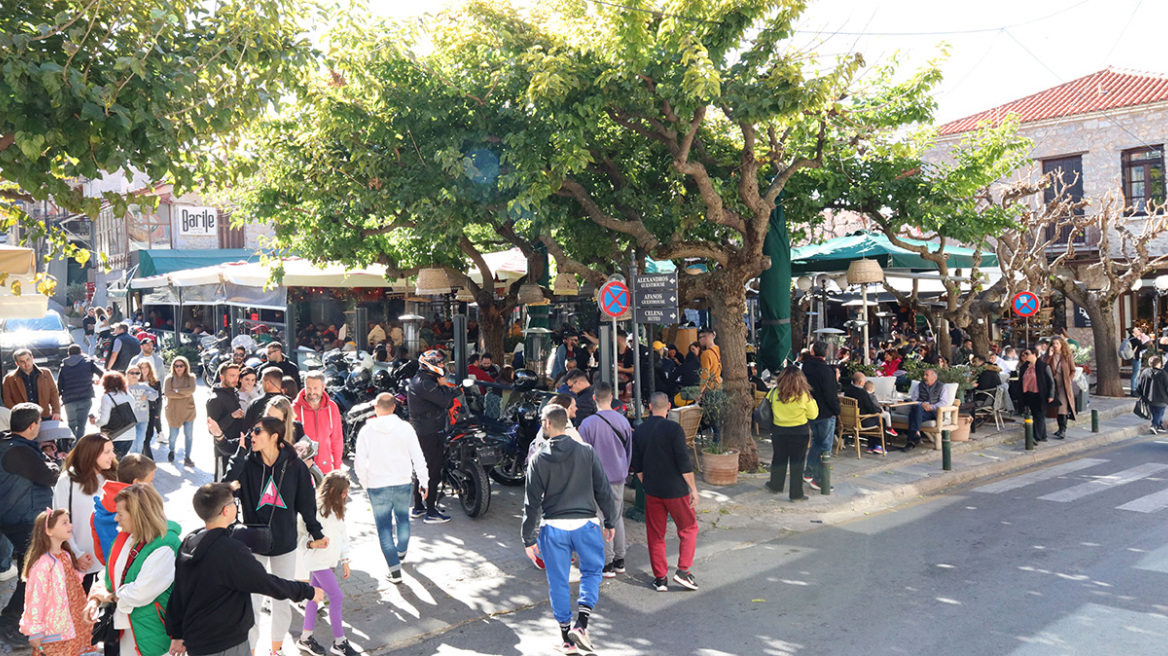 Αδιαχώρητο στην Αράχωβα και σε όλους τους χειμερινούς τουριστικούς προορισμούς το τριήμερο