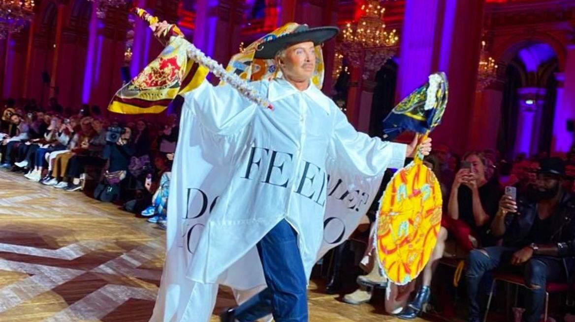 Λάκης Γαβαλάς: Ο σχεδιαστής μόδας αποθεώθηκε σε επίδειξη μόδας στο Παρίσι - Δείτε το βίντεο 