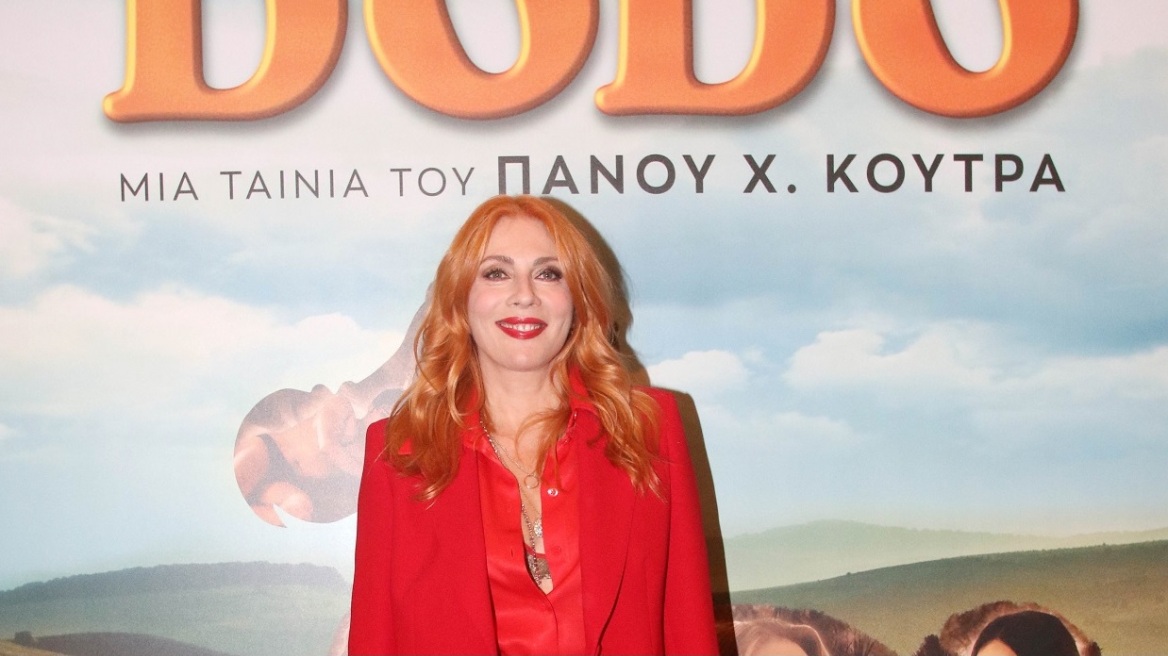 Σμαράγδα Καρύδη: Με total red σύνολο στην επίσημη προβολή της ταινίας “Dodo”