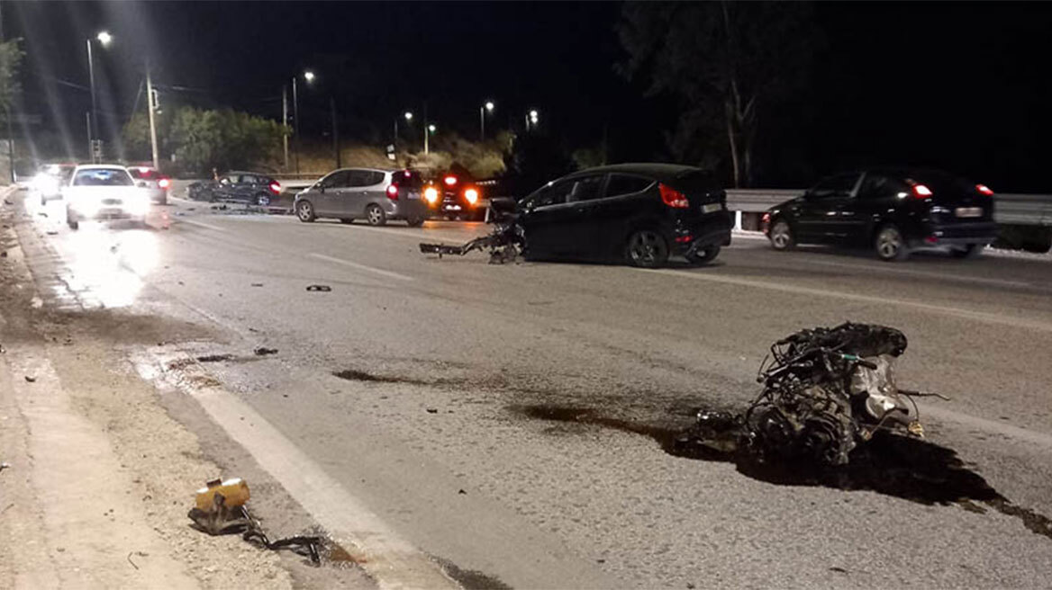 Τροχαίο στην Αγία Μαρίνα - Από τη σύγκρουση δύο ΙΧ εκσφενδονίστηκε η μηχανή