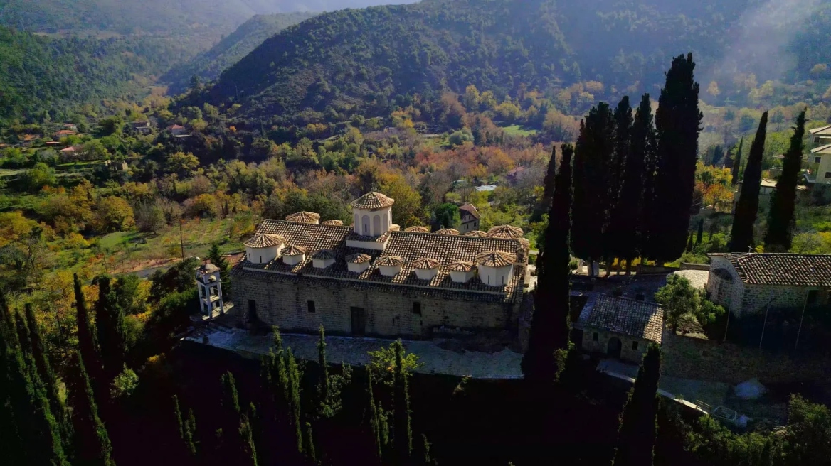 Το «μπαλκόνι» του Κορινθιακού, με τα πυκνά δάση και τα τρεχούμενα νερά
