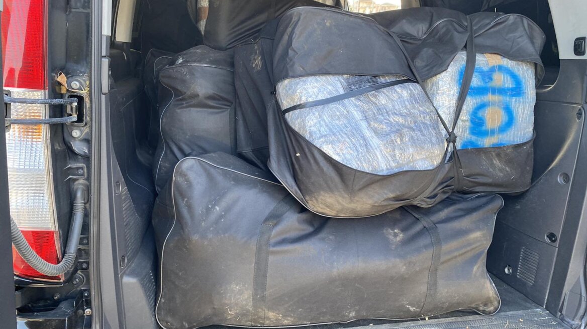 Ιωάννινα: Με κλεμμένο βαν μετέφεραν 375 κιλά κάνναβης