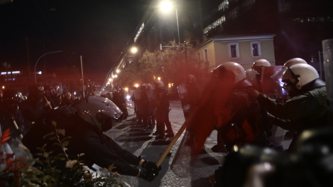 Επεισόδια στα Προπύλαια: Βίντεο με αντιεξουσιαστή να σπάει με κλωτσιές παρμπρίζ αυτοκινήτου