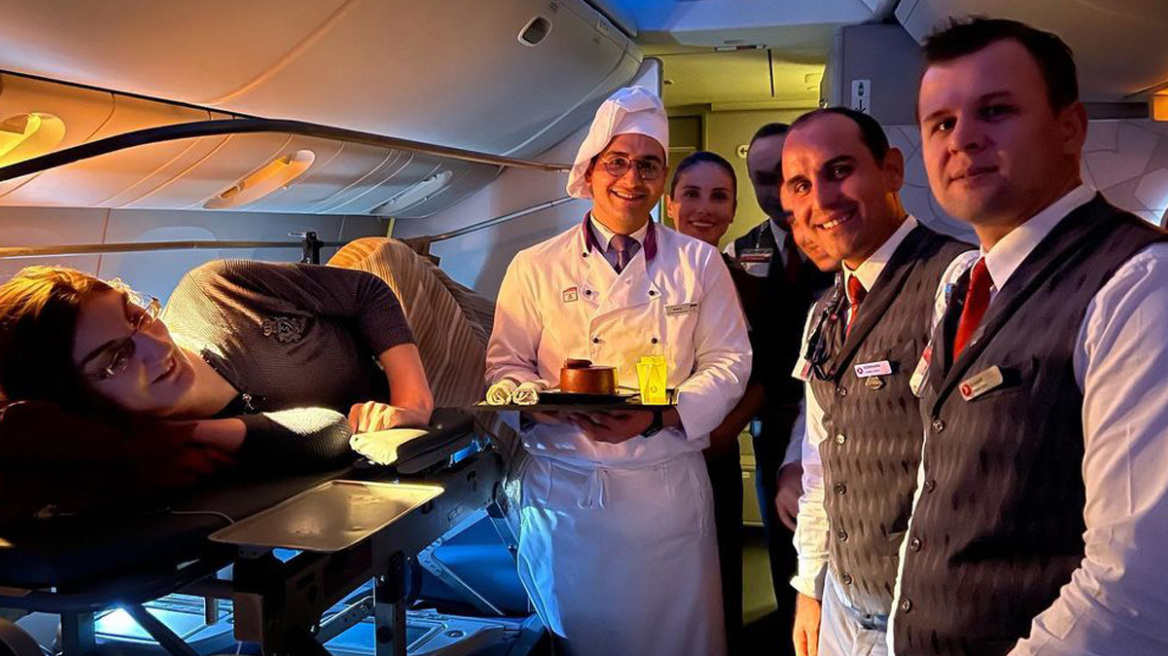 Η πιο ψηλή γυναίκα στον κόσμο ταξίδεψε για πρώτη φορά με αεροπλάνο - Δείτε φωτογραφίες