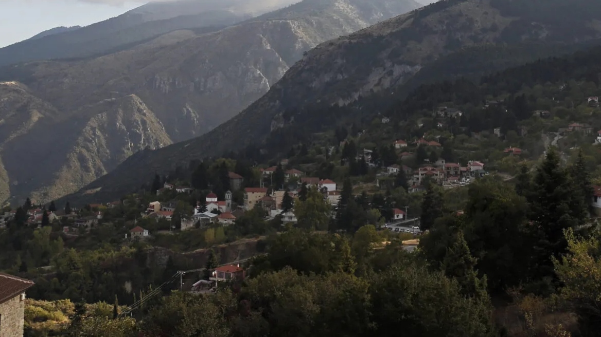 Τρίκαλα Κορινθίας: Καλό φαγητό, αρχαία ιστορία και η ανείπωτα όμορφη λίμνη Δόξα