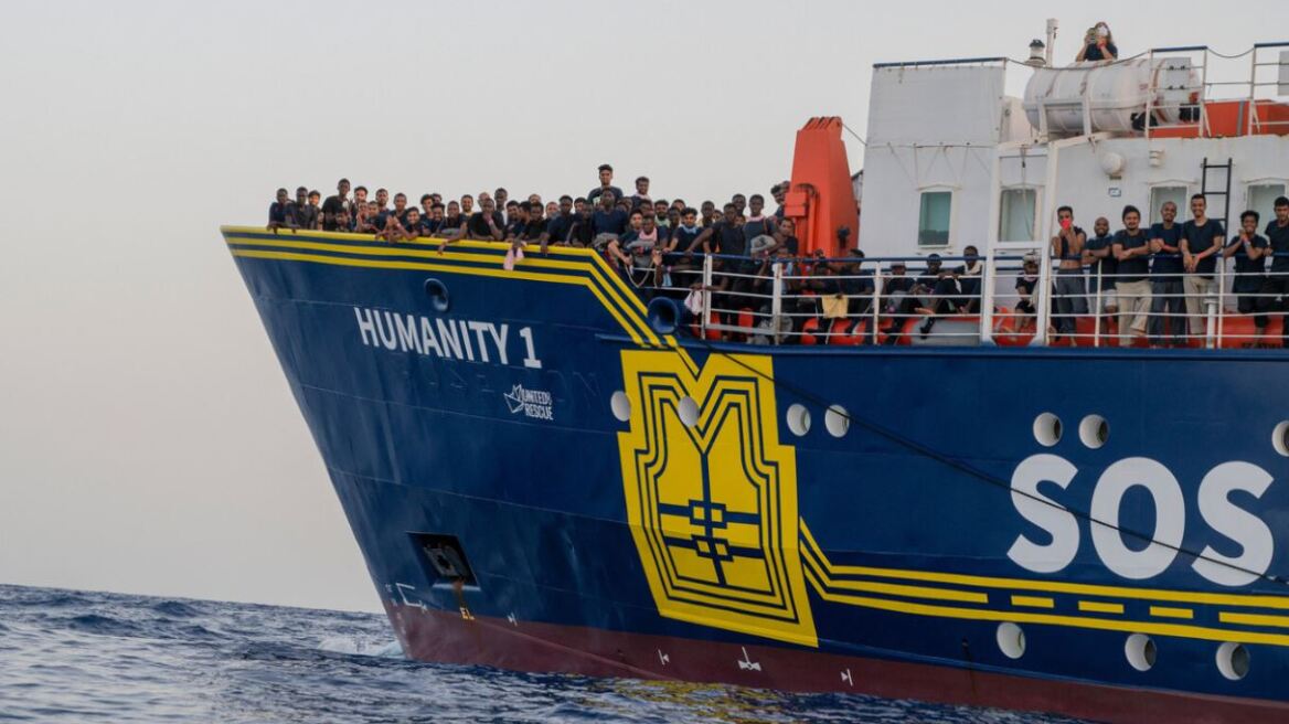 Ιταλία: Δεύτερο πλοίο με 572 μετανάστες στο λιμάνι της Κατάνης - «Μπρα ντε φερ» κυβέρνησης και ΜΚΟ