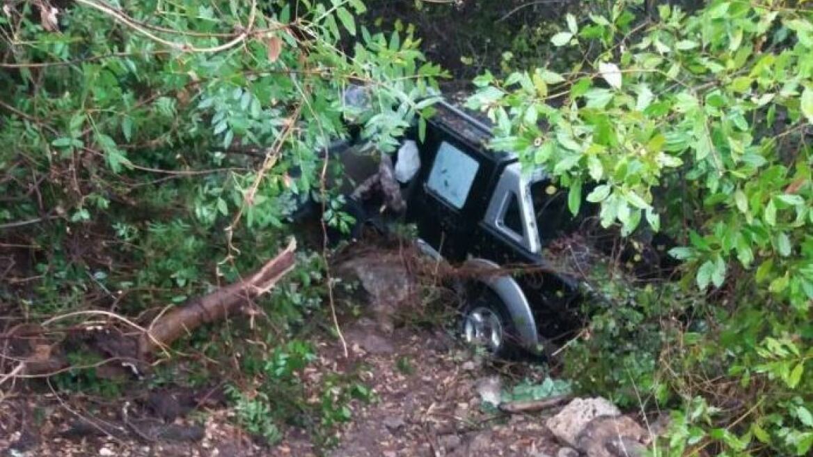 Σάμος: Τροχαίο με αγροτικό που έπεσε από γκρεμό 10 μέτρων - Δείτε φωτογραφίες