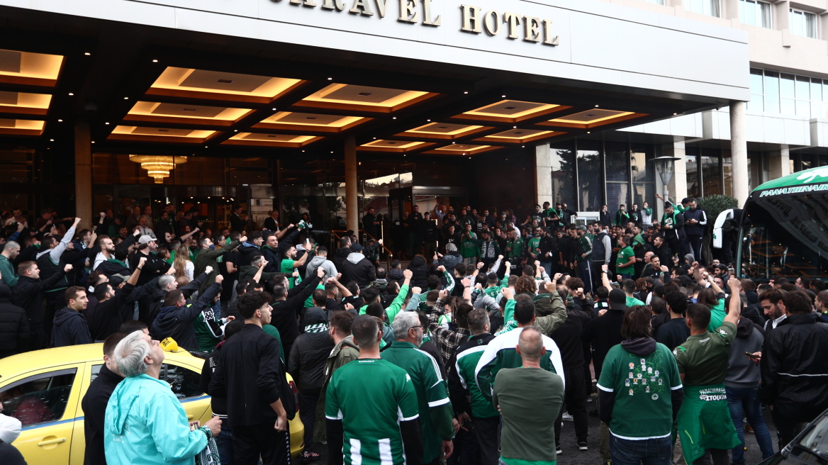 Παναθηναϊκός: Αποθέωση από τον κόσμο στο ξενοδοχείο