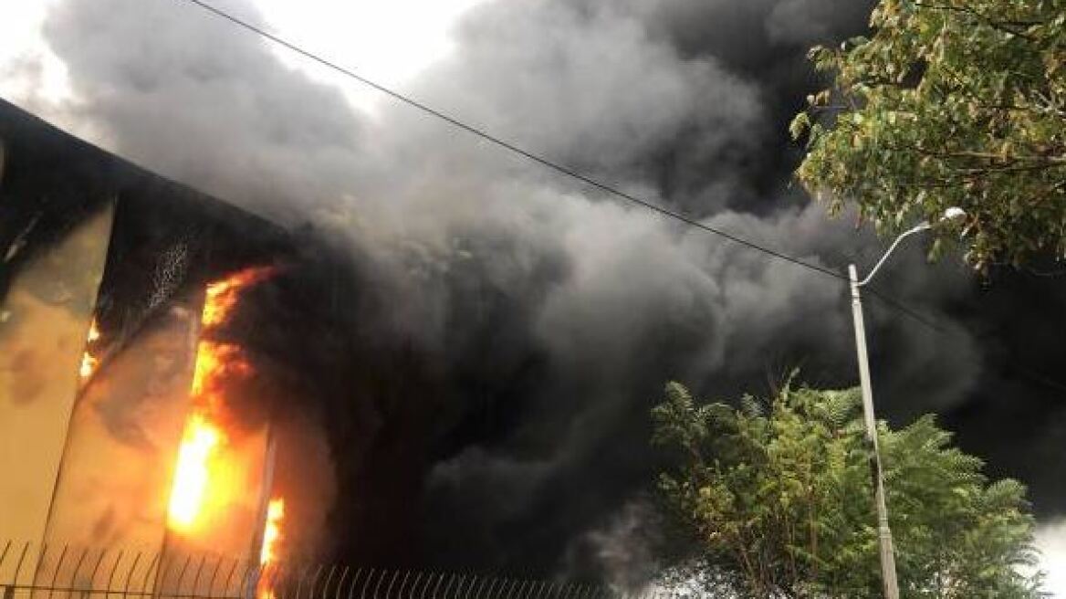 Καβάλα: Φωτιά κατέστρεψε ολοσχερώς αποθήκη με πλαστικά - Δείτε βίντεο