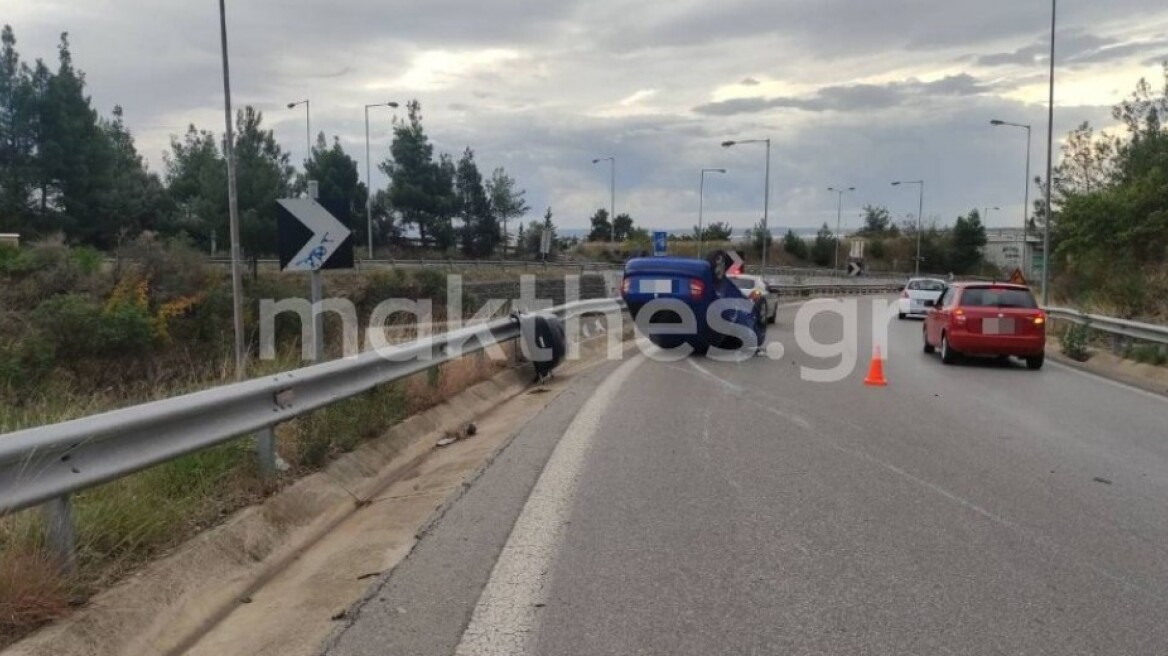 Θεσσαλονίκη - Τροχαίο: Τούμπαρε αυτοκίνητο στον περιφερειακό - Δείτε φωτογραφίες