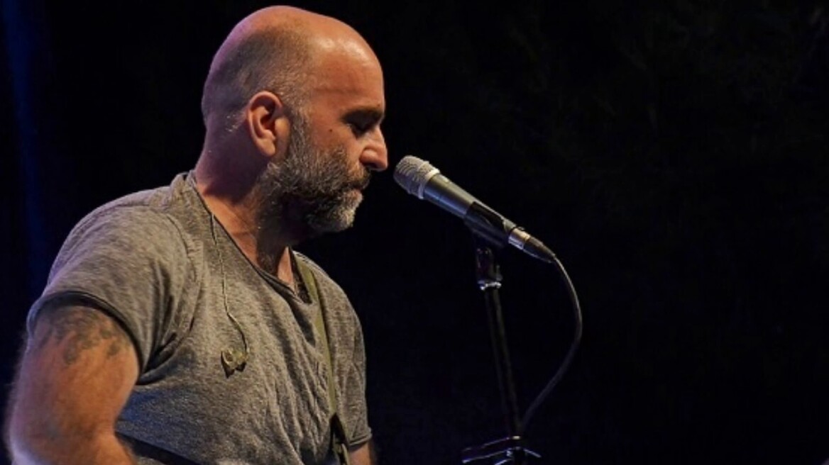 «Μια ζωή μέσα στους δρόμους»: Η νέα εκτέλεση της λαϊκής επιτυχίας από τον Μπάμπη Στόκα 