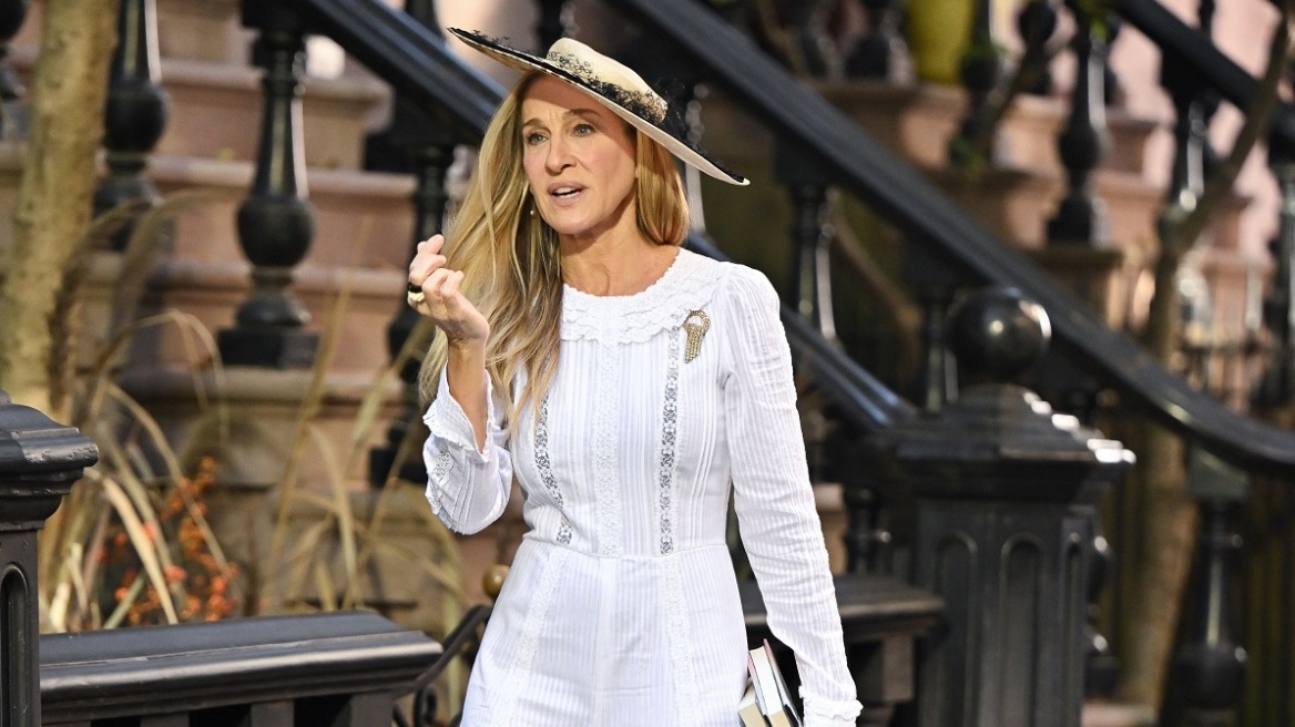 Η Σάρα Τζέσικα Πάρκερ φόρεσε μια vintage δαντελένια ολόσωμη φόρμα με πανύψηλες peep-toe πλατφόρμες