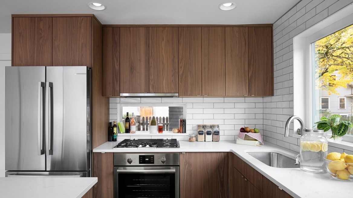 Μικρή κουζίνα: 6 λάθη που κάνουμε και χάνουμε πολύτιμο χώρο