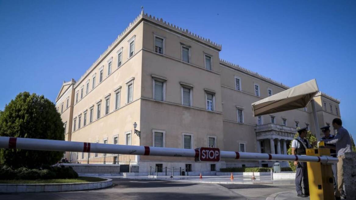 Με στιλέτο «πεταλούδα» επιχείρησε να μπει στη Βουλή ο 14χρονος μαθητής