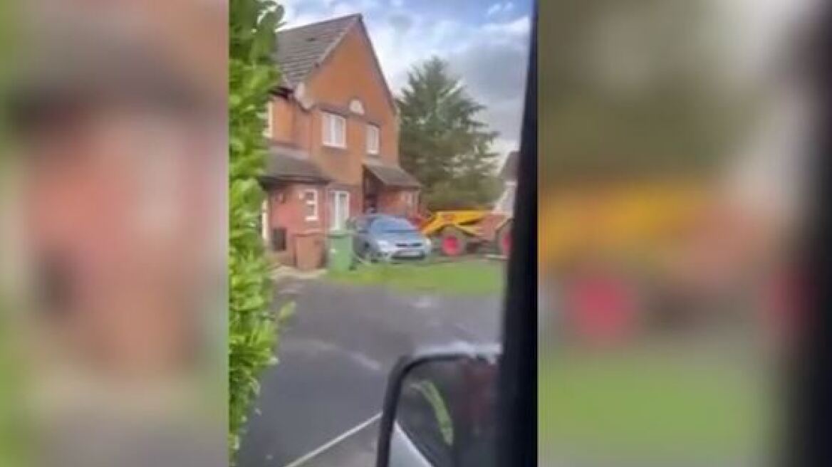 Ουαλία: Σε αμόκ 55χρονος έπεσε με εκσκαφέα πάνω σε σπίτι και αυτοκίνητο - Δείτε βίντεο