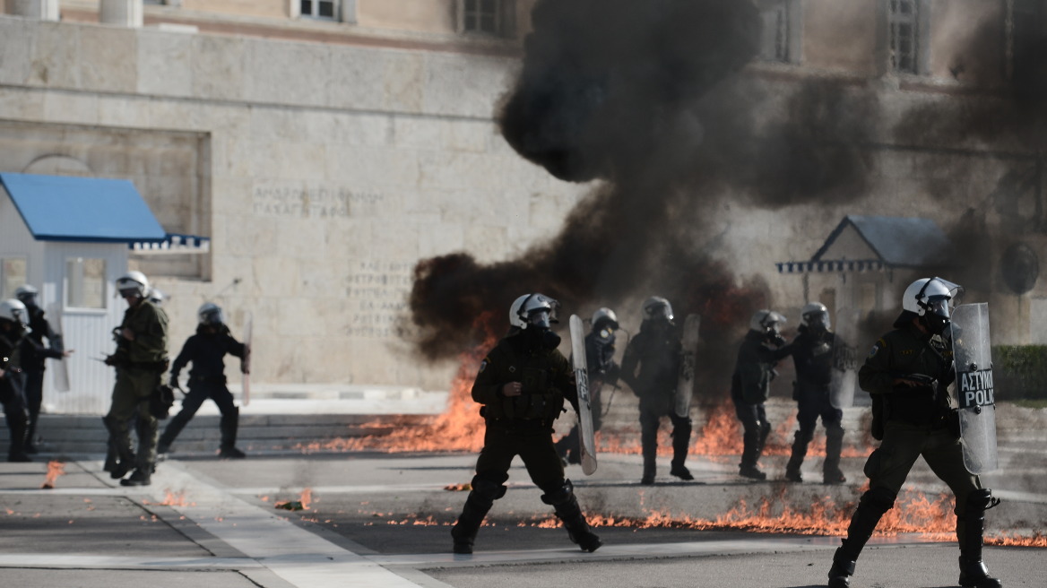 Επεισόδια με μολότοφ έξω από τη Βουλή στην πορεία για την απεργία