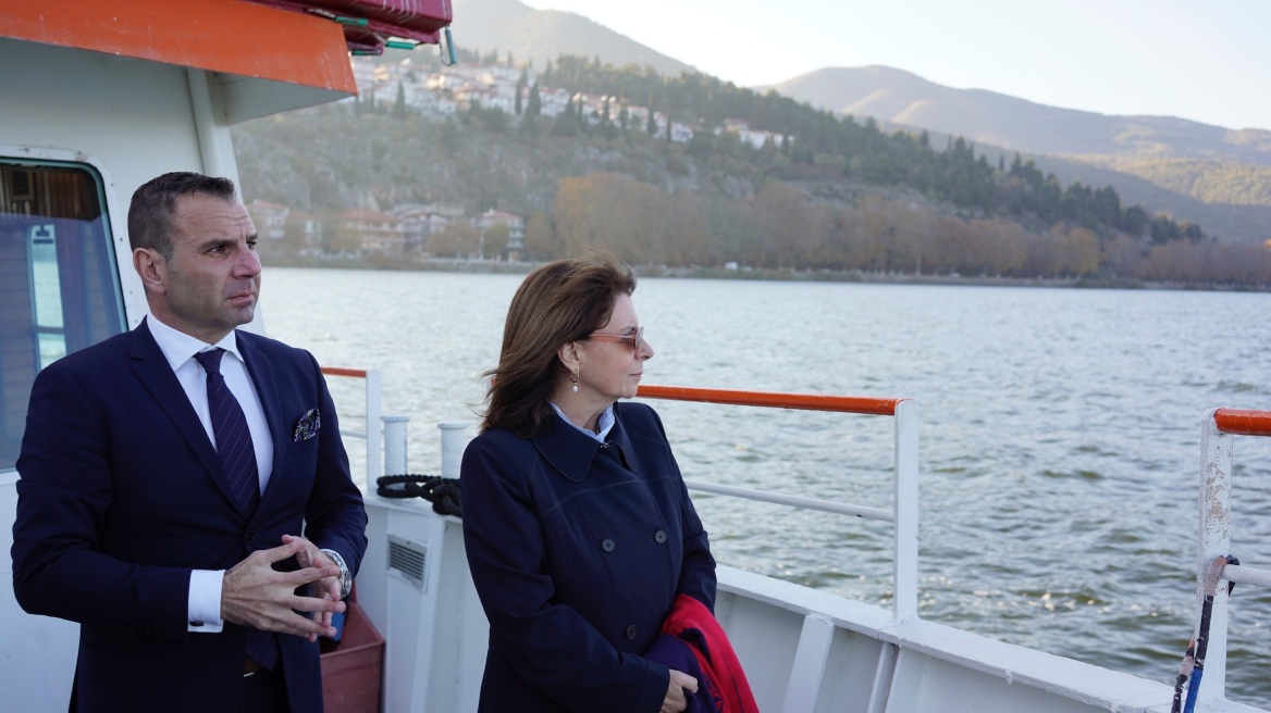 Σακελλαροπούλου: Βόλτα με σκάφος στη λίμνη Καστοριάς