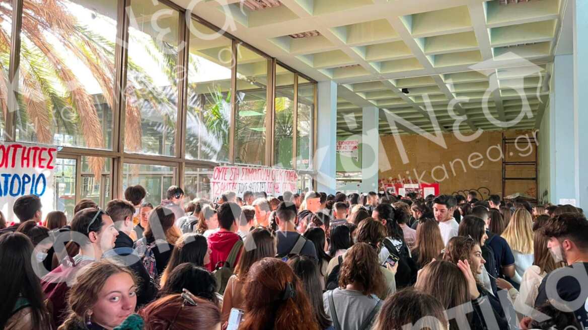 Πανεπιστήμιο Πατρών: Οι φοιτητές περιμένουν πάνω από μία ώρα στην ουρά για να πάρουν φαγητό