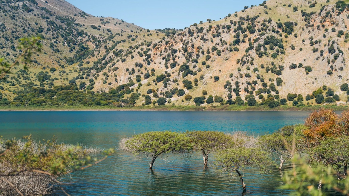 Στη λίμνη Κουρνά αντανακλάται όλη η σπάνια ομορφιά της Κρήτης