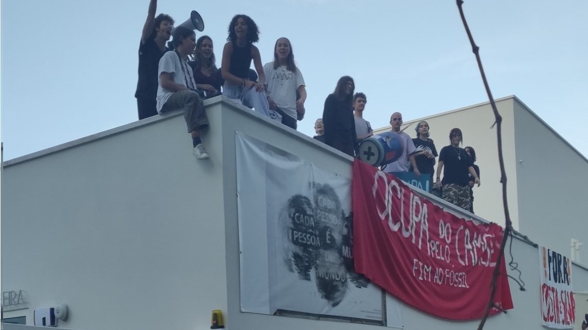 Πορτογαλία: Διαδηλωτές για το κλίμα εισέβαλαν σε κτίριο που μιλούσε ο υπουργός Οικονομικών - Βίντεο