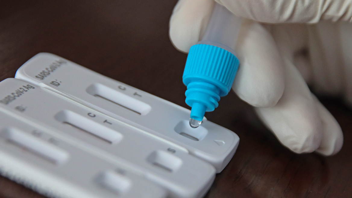 Κορωνοϊός: Τουλάχιστον 2.000 θάνατοι και 20.000 εισαγωγές αποφεύχθηκαν λόγω των self test, δείχνει μελέτη