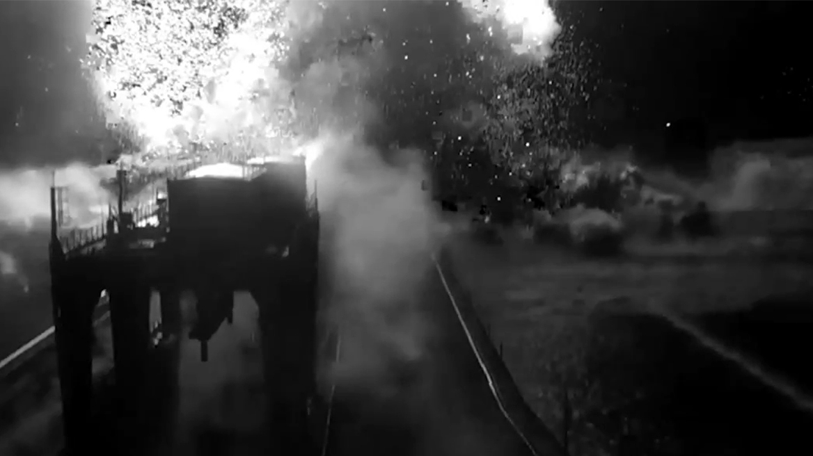 Χερσώνα: Βίντεο από τη στιγμή που Ρώσοι ανατινάζουν γέφυρα στον Δνείπερο ποταμό