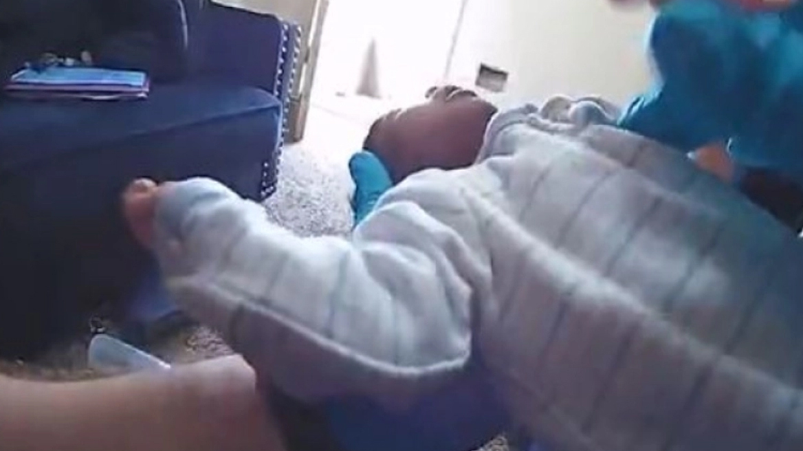 Συγκλονιστικό βίντεο: Ήρωες αστυνομικοί κάνουν ΚΑΡΠΑ και σώζουν βρέφος που σταμάτησε να αναπνέει