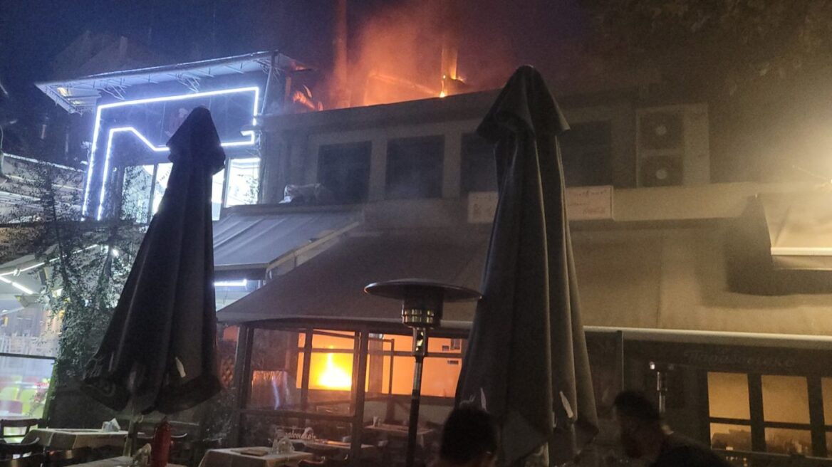 Λάρισα: Στις φλόγες ψητοπωλείο στο κέντρο της πόλης - Δείτε βίντεο