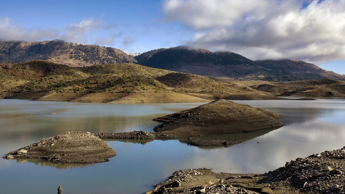 Λίμνη Πηγών Αώου: Υπέροχα νερά και επιβλητικά λιβάδια, στην «καρδιά» της Πίνδου